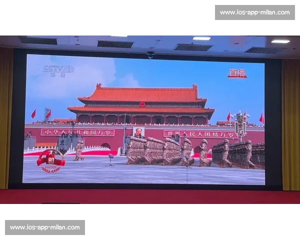 国歌奏响时，他们用身体为孩子撑起晴空